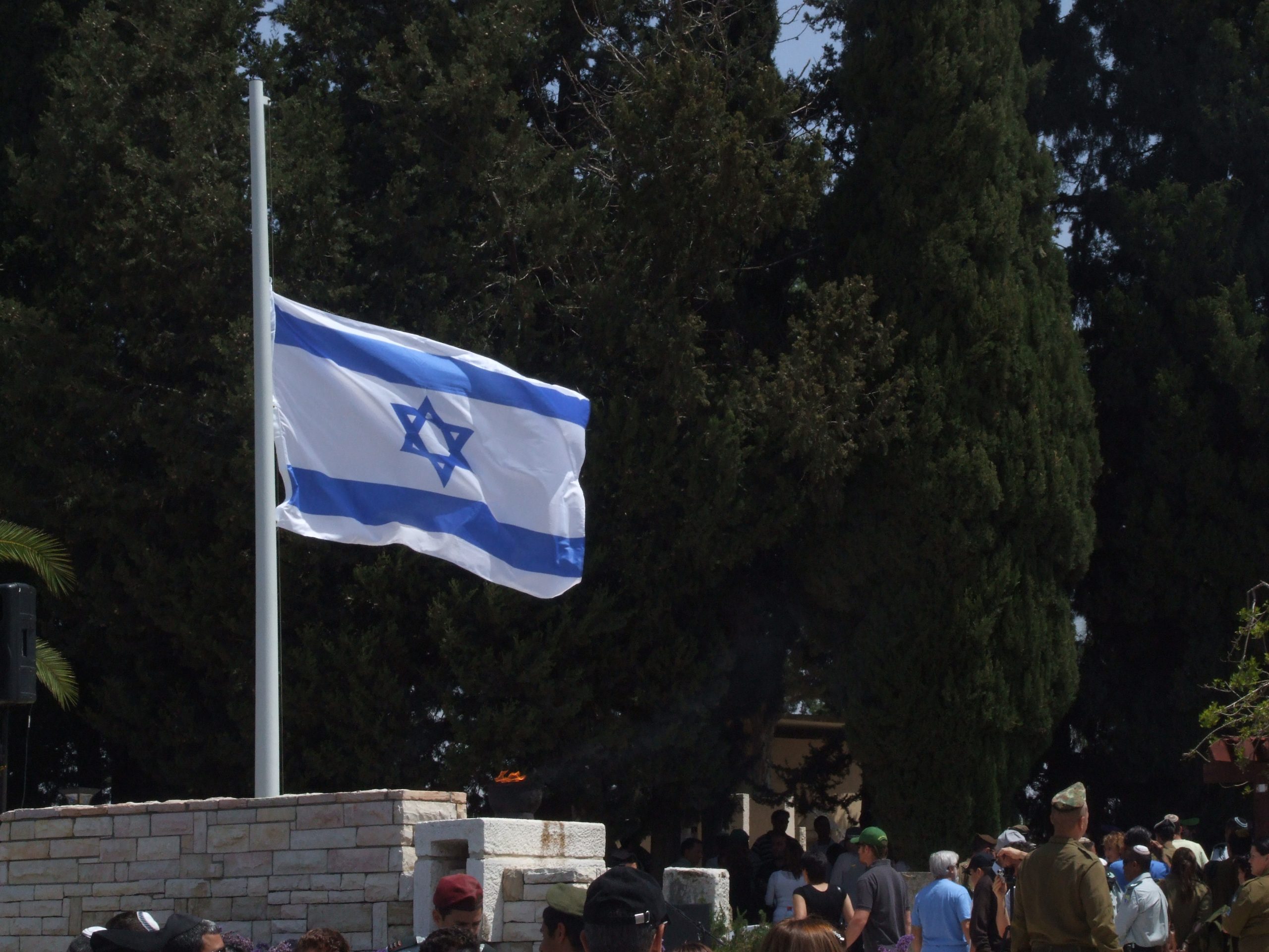 Israeli_flag_at_half_staff