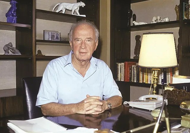 640px-רבין_,_במחנה