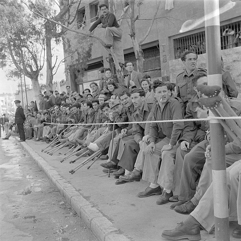 800px-Oorlogsinvaliden_langs_de_weg_tijdens_de_militaire_parade_bij_gelegenheid_van_de,_Bestanddeelnr_255-0985
