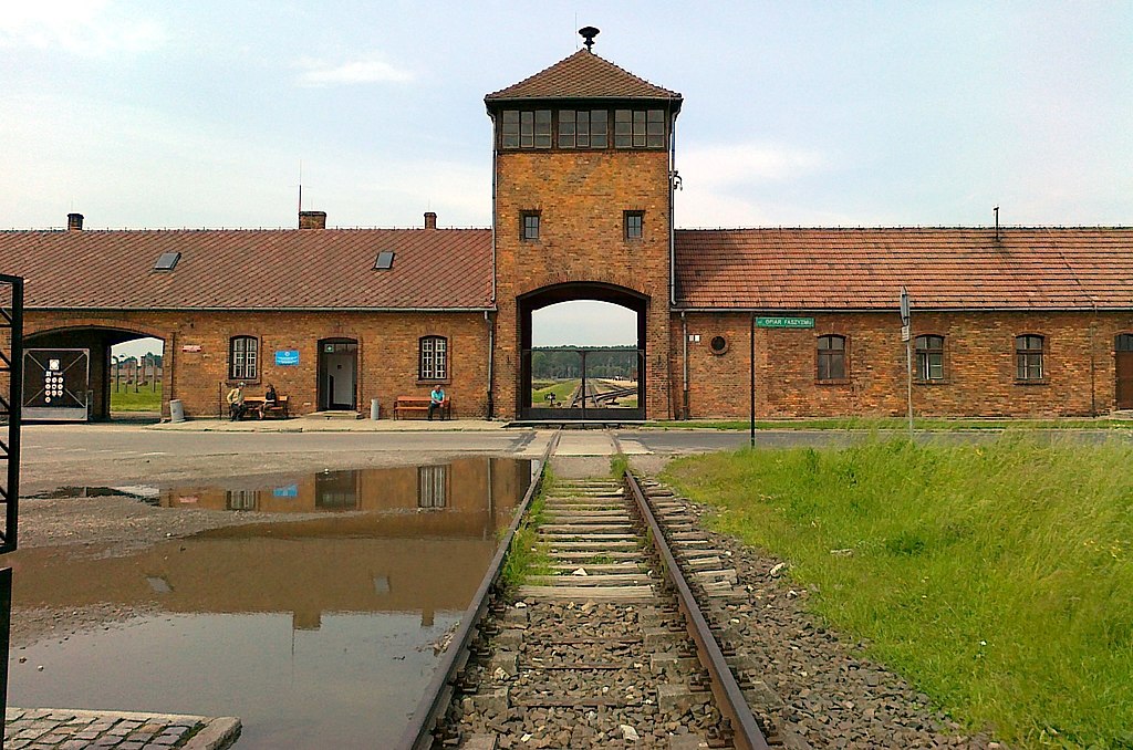 1024px-Birkenau_múzeum_-_panoramio_(cropped)