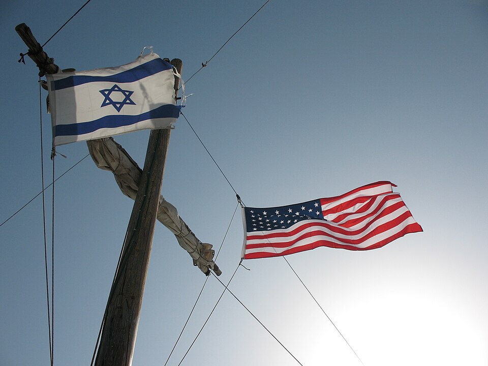 American_and_Israeli_Flags_on_Mast_0844