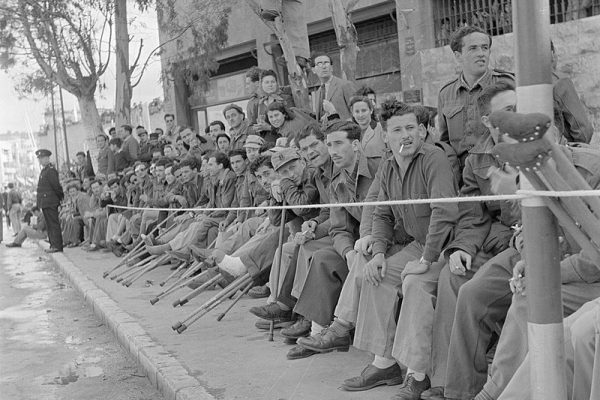 קבוצה של נכי ופצועי צה"ל צופה במצעד יום העצמאות, בחיפה, 1949