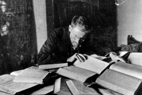 אליעזר בן-יהודה בשולחן עבודתו בירושלים. צילום: שלמה נרינסקי (נפטר ב-1960); פורסם ב-1918, נחלת הכלל