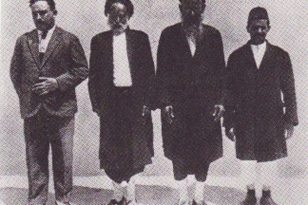 מזכיר מועצת קהילת יהודי בנגאזי (משמאל) וחברי בית הדין הרבני בשנת 1920. ליד המזכיר עומד רבי מרדכי הכהן