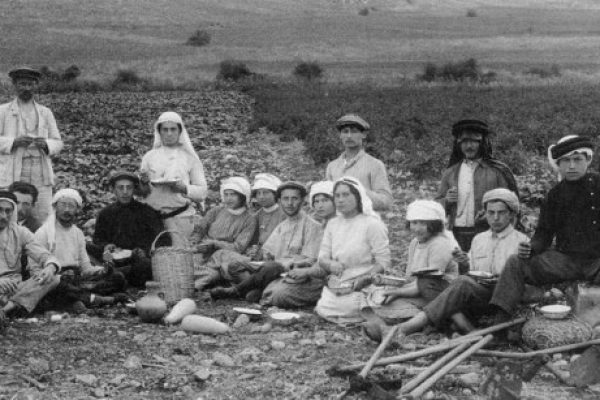 Second_aliyah_Pioneers_in_Migdal_1912_in_kuffiyeh