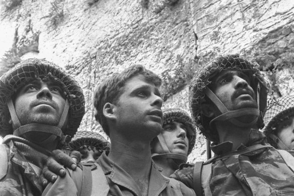 SIX DAY WAR. ISRAELI PARATROOPERS STAND IN FRONT  OF THE WESTERN WALL IN JERUSALEM. ANY COMMERCIAL USE OF     THIS PHOTO REQUIRES EXPLICIT PRIOR GPO PERMISSION.

צנחנים חיילי צה"ל נרגשים, ליד הכותל המערבי בירושלים, לאחר שיחרור העיר            העתיקה במלחמת ששת הימים.                                                         מימין לשמאל, חיים כהן, יצחק יפעת וציון קרסנטי.                                   השימוש בתמונה זו לפרסומת מסחרית מותנה באישור מיוחד ומפורש של לשכת העיתונות       הממשלתית.